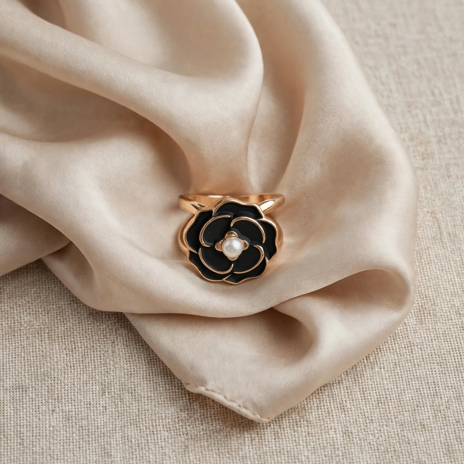 Attache-foulard bague fleur noire