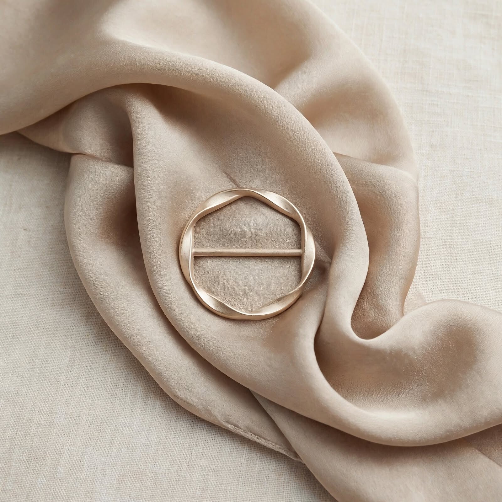 Attache-foulard rond doré mat