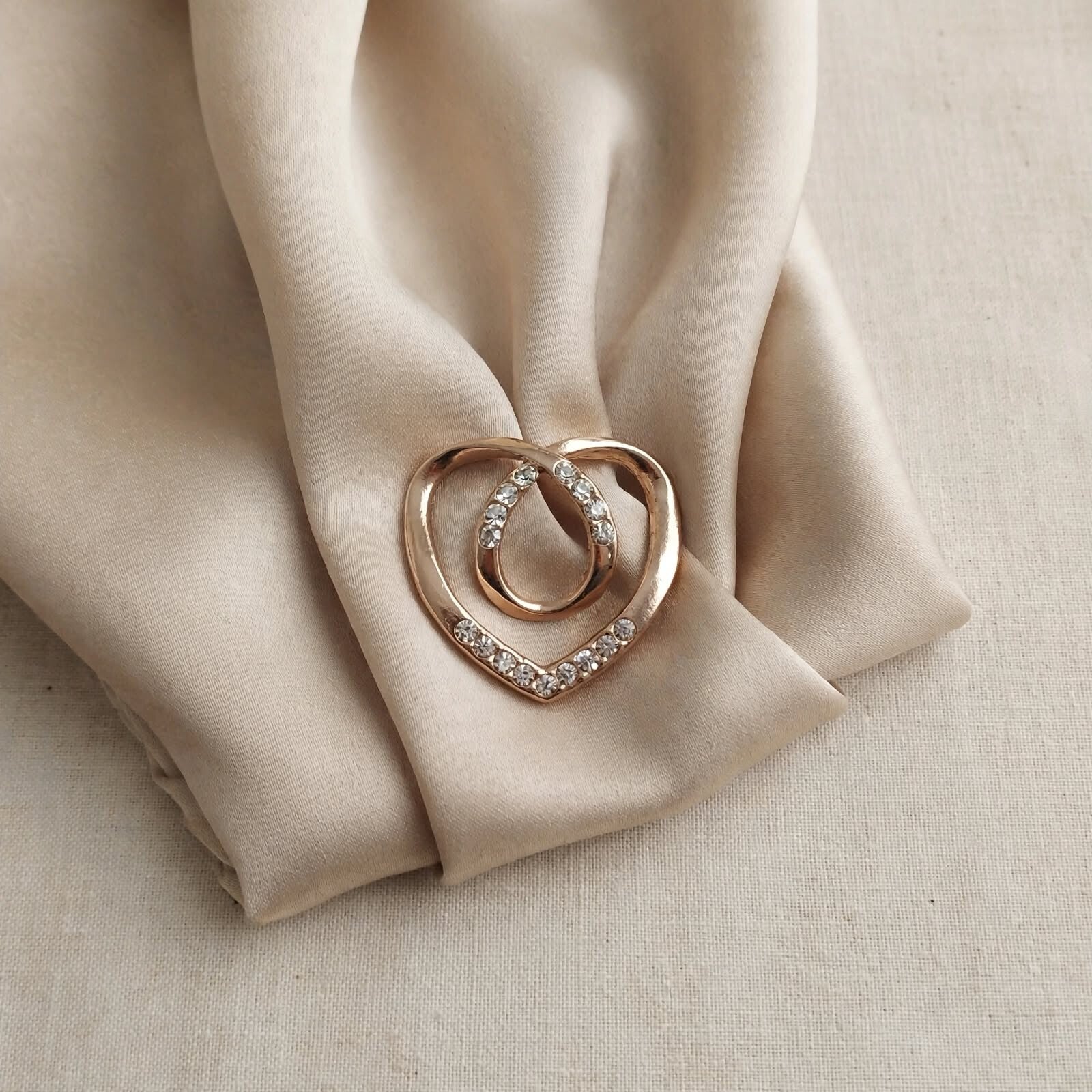 Attache-foulard coeur doré brillant