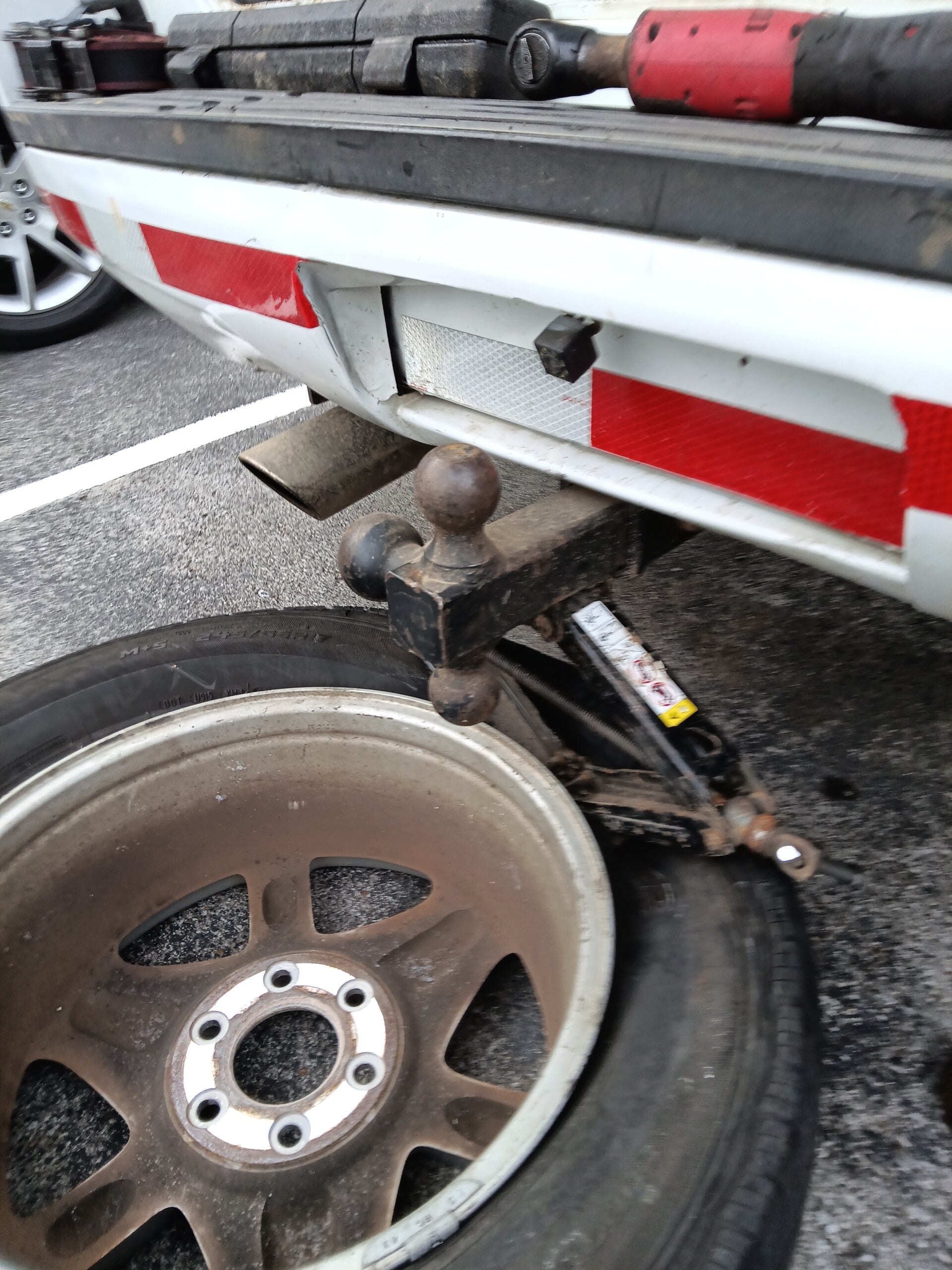 24/7 La Vergne Mobile Mechanic & Roadside Rescue at emergency service doing tire repair