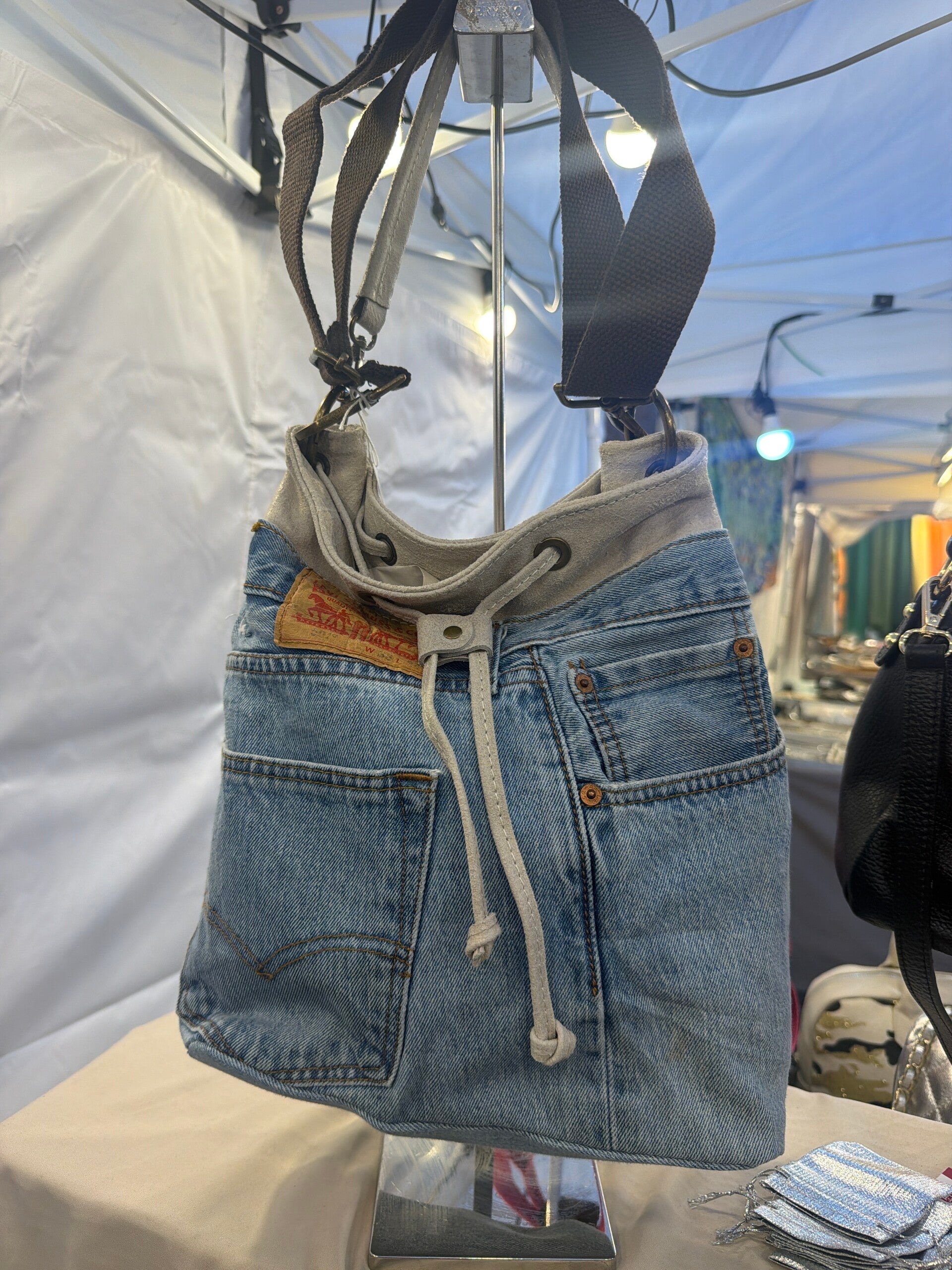 Borsa in pelle e jeans