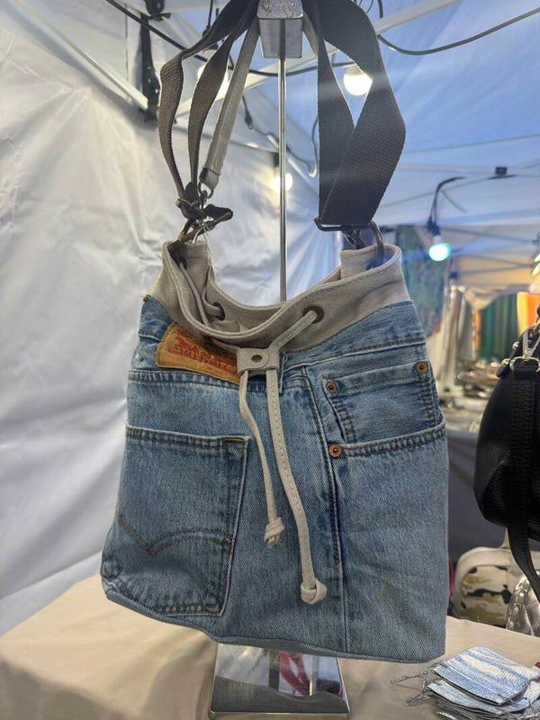 Borsa in pelle e jeans