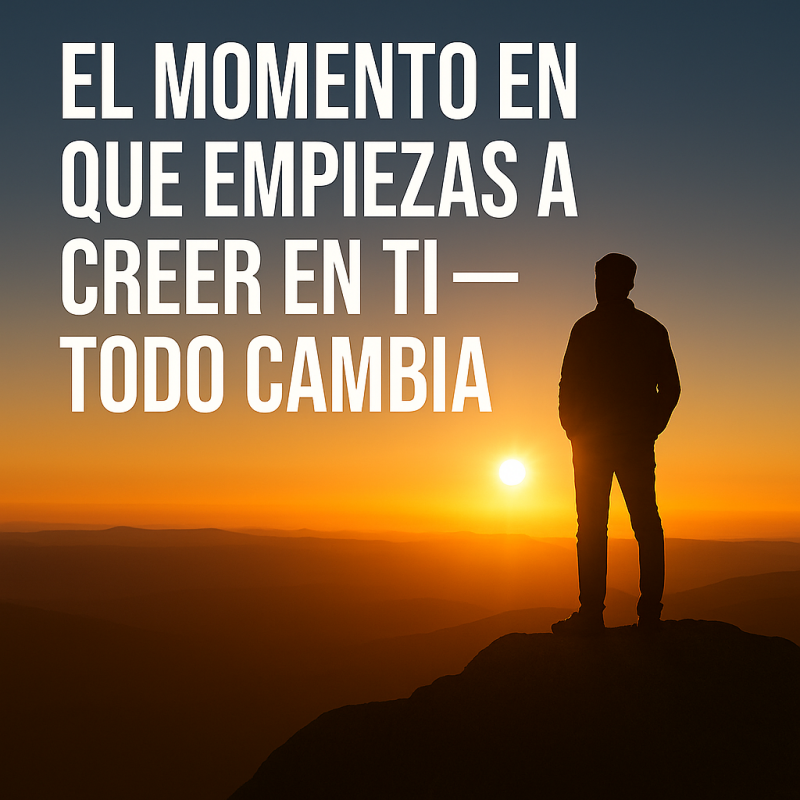 Silueta de una persona en una montaña al amanecer, simbolizando autoconfianza, fuerza interior y crecimiento personal.