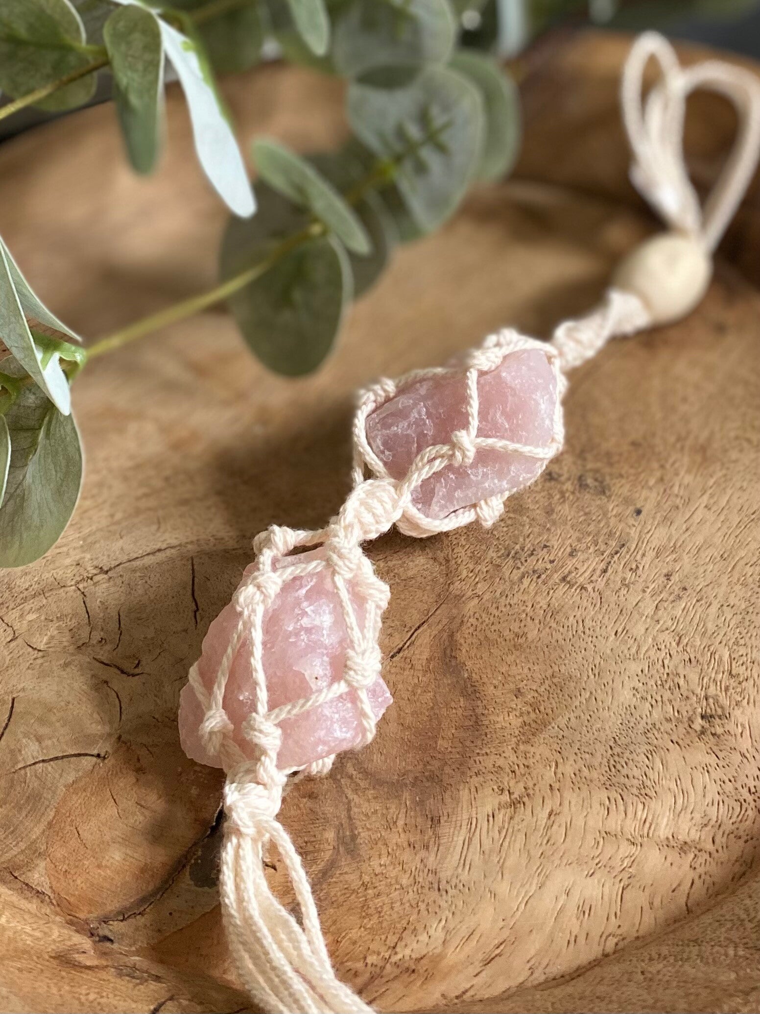 Rozenkwarts macramé hanger
