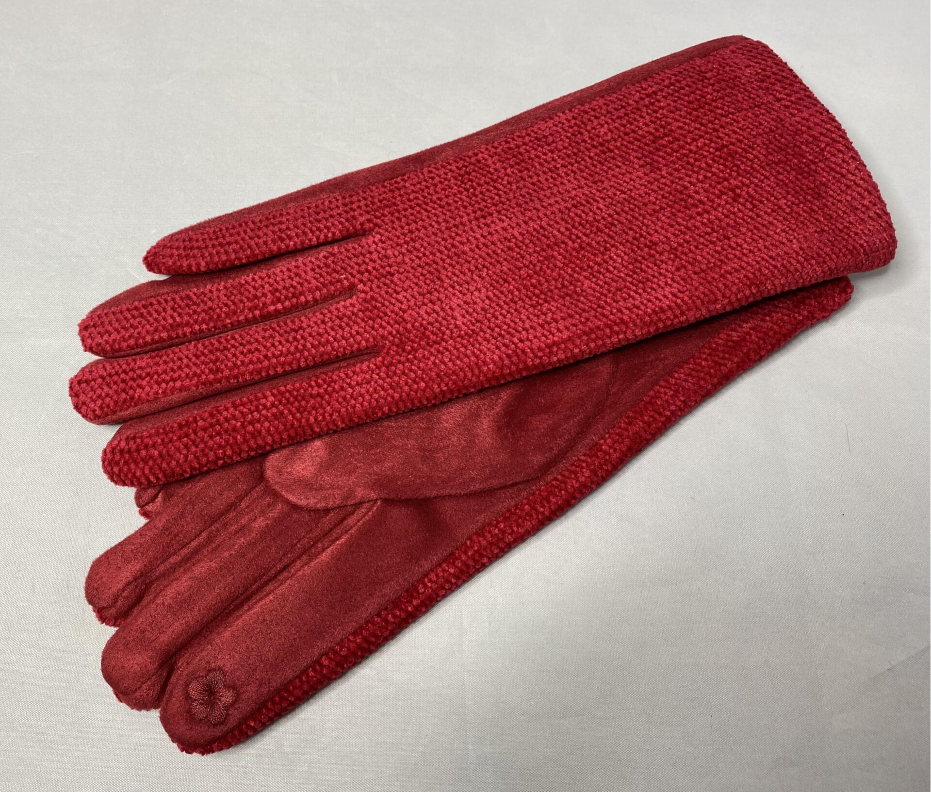 Handschoenen in een warm rode kleur.