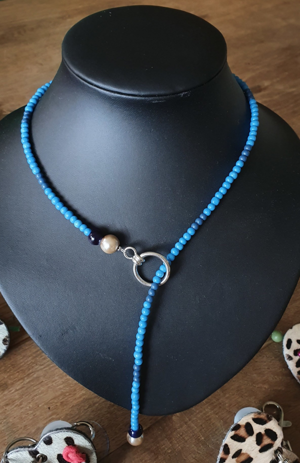 Halssieraad van blauwe kralen