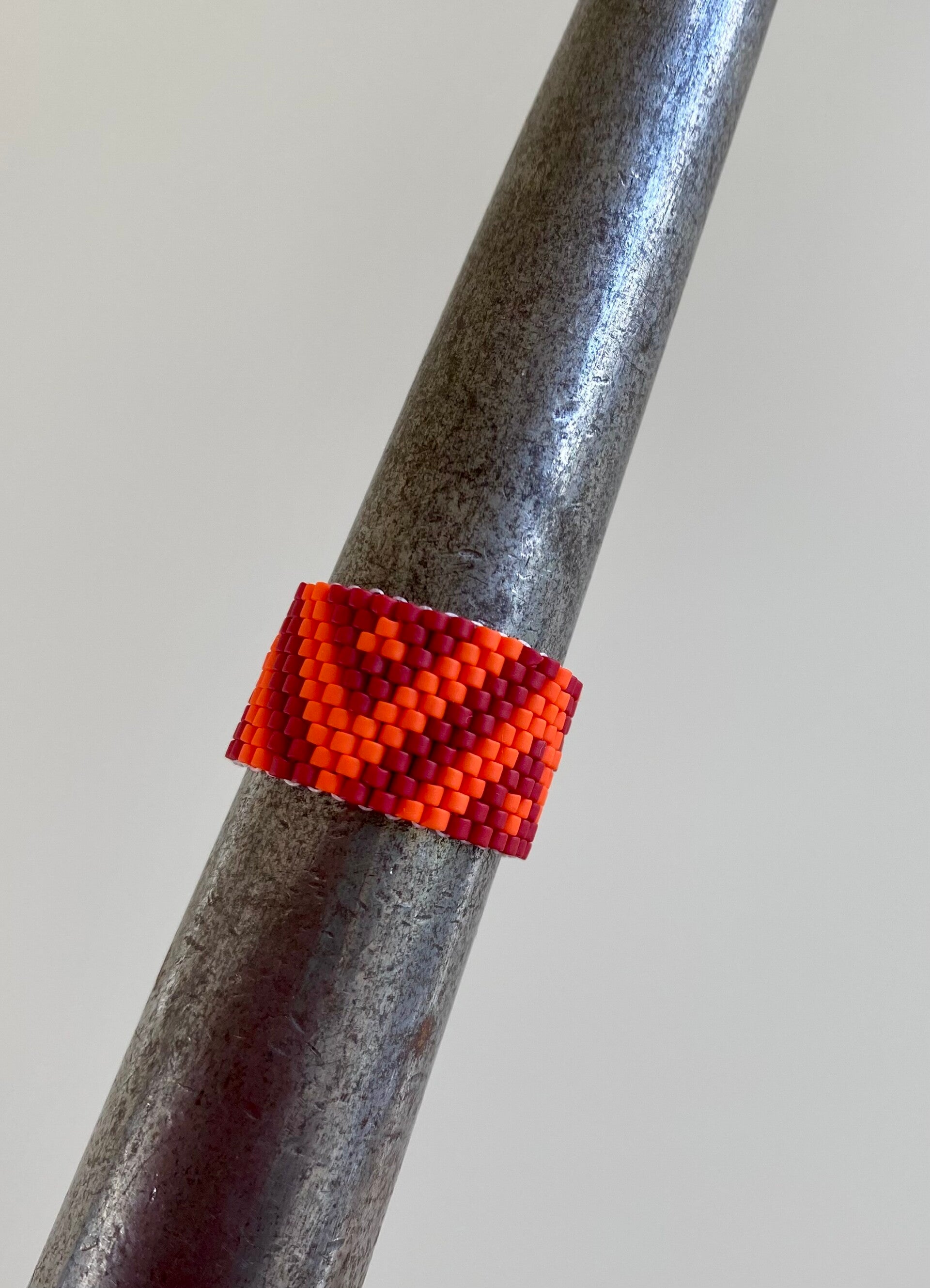 Opvallende ring van glaskralen