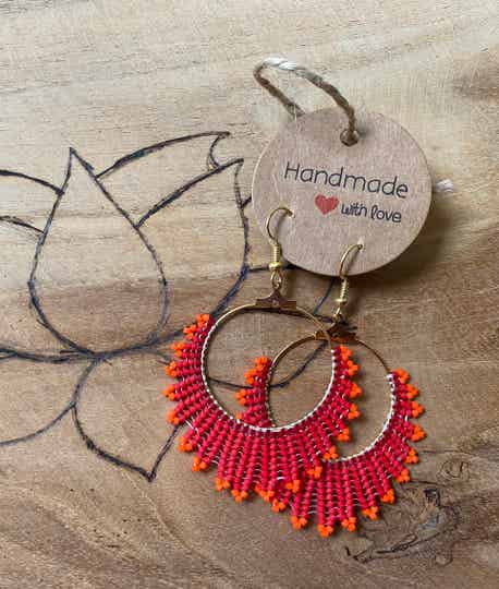 Oorbellen van fijne glaskraaltjes