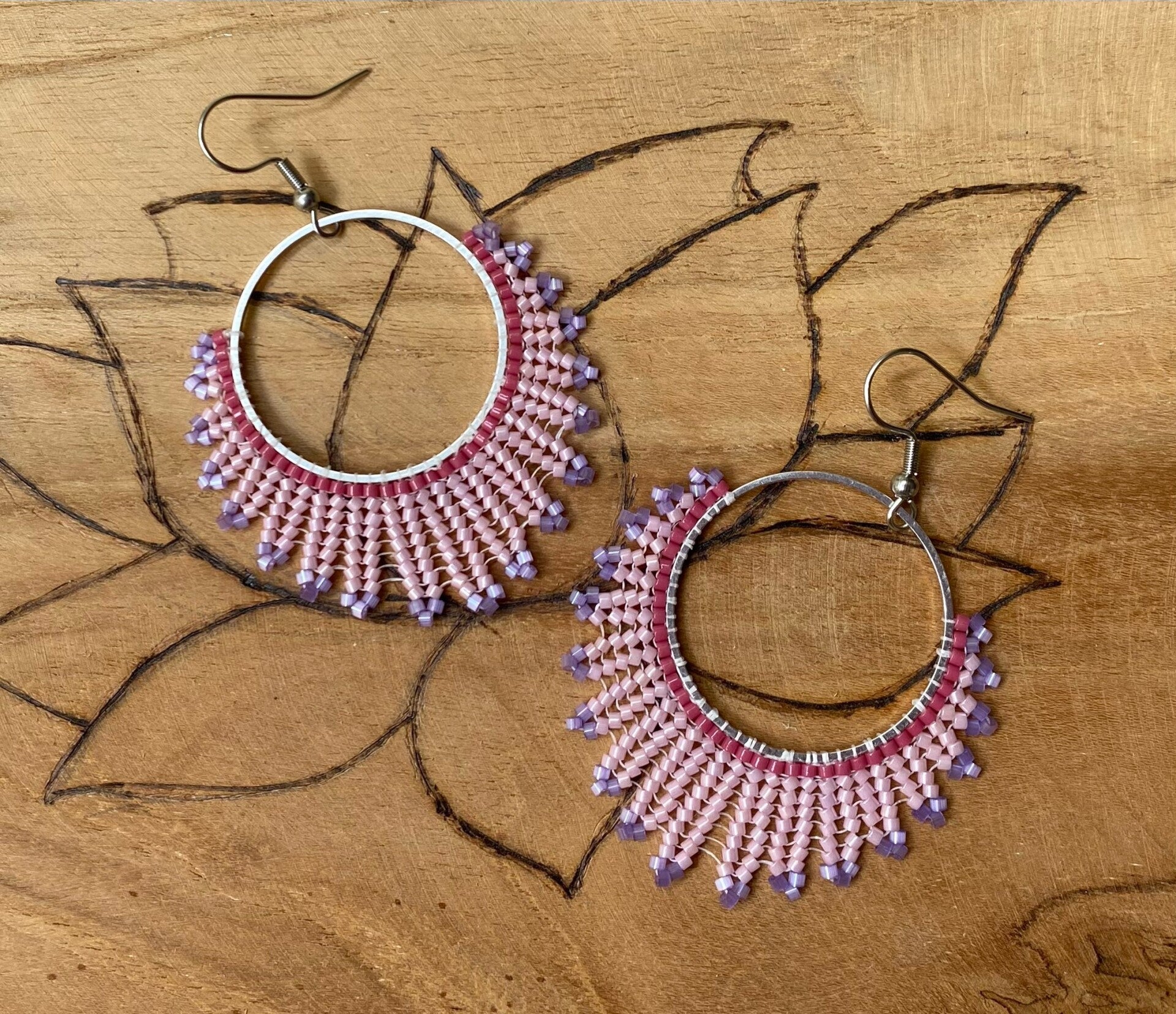 Prachtige oorbellen van fijne glaskraaltjes, paars