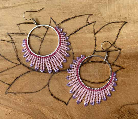 Prachtige oorbellen van fijne glaskraaltjes, paars