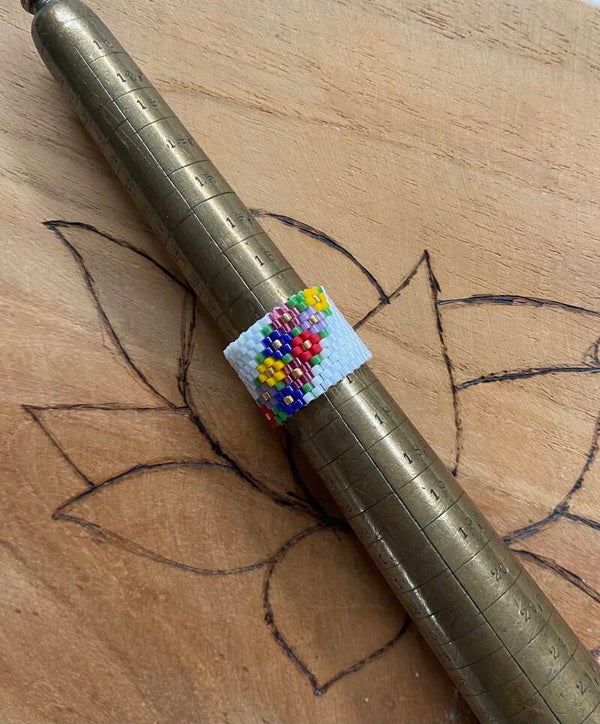 Ring van fijne glaskraaltjes