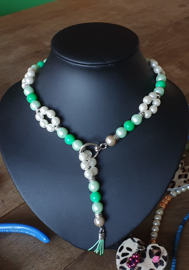 Halssieraad van glasparels groen/wit
