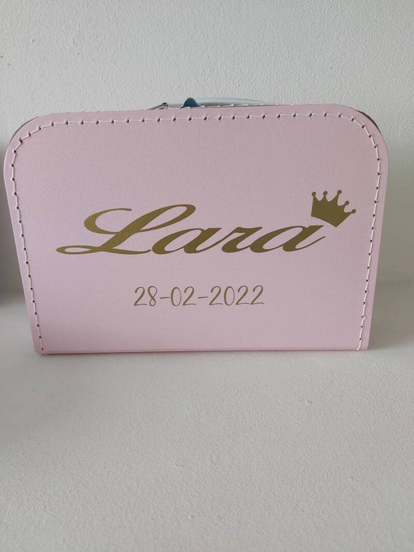 Roze Koffertje met Naam en Geboortedatum – Gepersonaliseerd Kraamcadeau