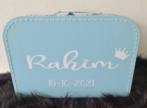 Blauw Koffertje met Naam en Geboortedatum – Gepersonaliseerd Kraamcadeau