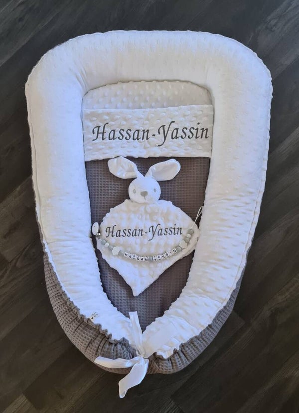 Kraamcadeau donkergrijs babynestje en knuffel gepersonaliseerd