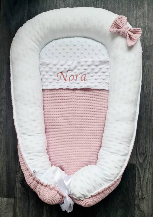 Gepersonaliseerd Babynestje met Naam – Kraamcadeau Uniek Oud roze