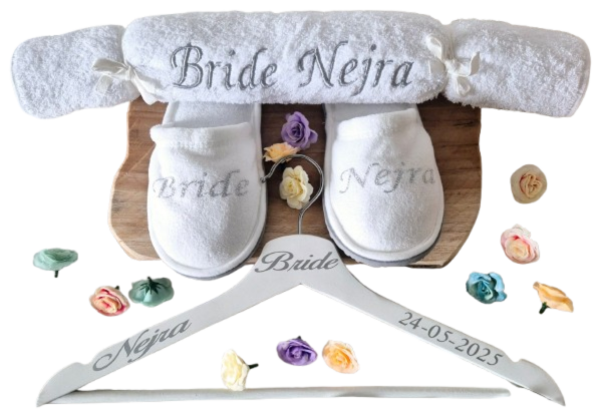 Gepersonaliseerde Huwelijkscadeau – Handdoek, Slofjes & Kledinghanger
