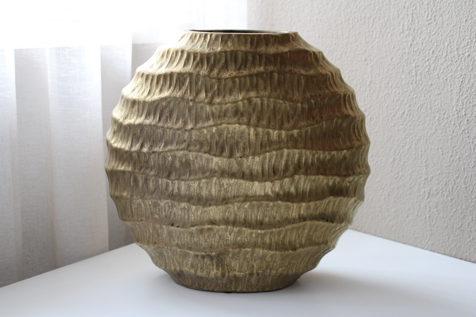 Brede vaas Relief goud