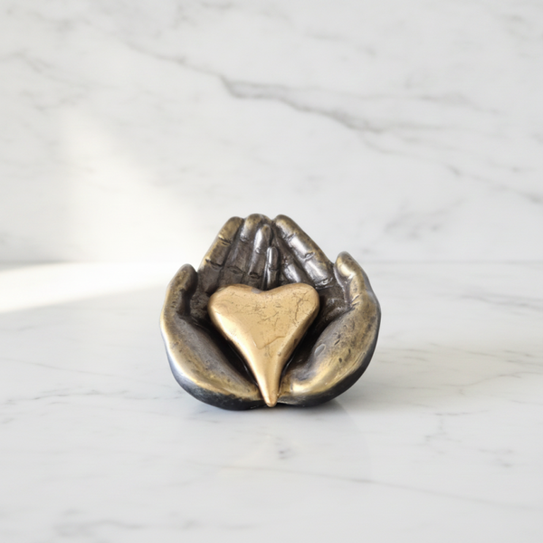 Bronze Hands with Golden Heart – "Geluk Brengen" Symbolic Sculpture | TheyUnique