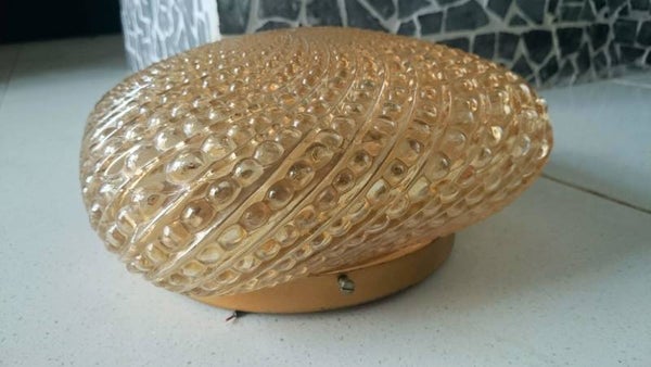 Plafonniere amberkleurig geperste glas met optisch glas