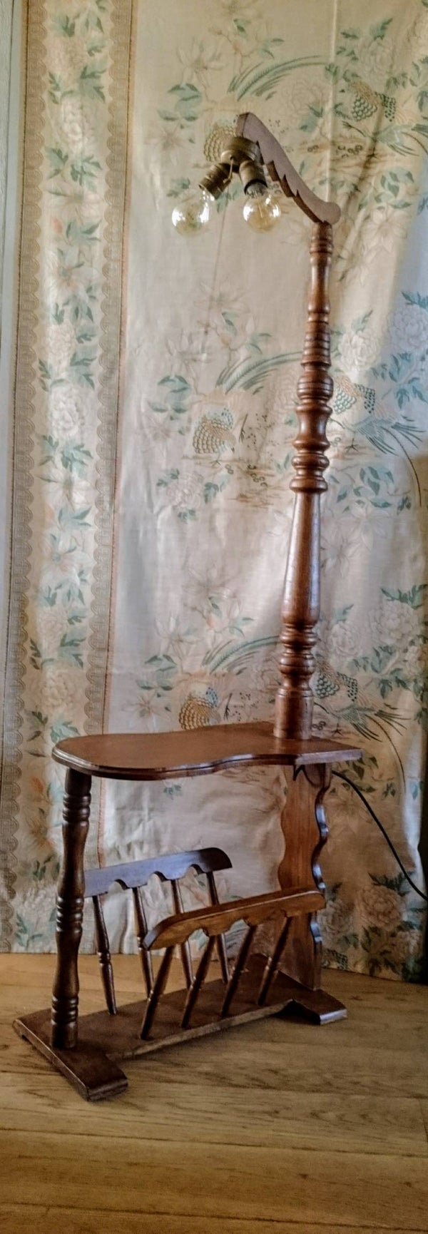Nostalgische houten bijzettafel met lamp en lectuurbak