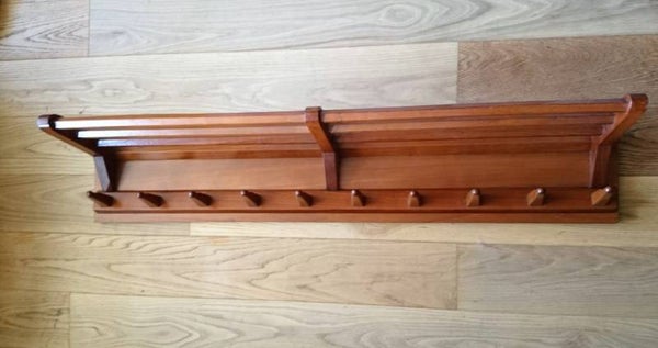 Houten wandkapstok met hoedenplank