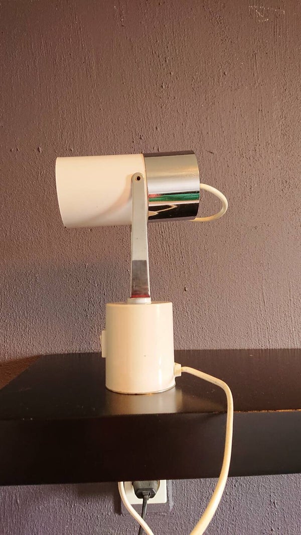 Interessante, zware cilindervormige tafellamp in wit en chroom, jaren 1970, spot, bureauspot,