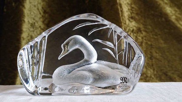 Mats Jonasson kristallen blok met gegraveerde zwaan