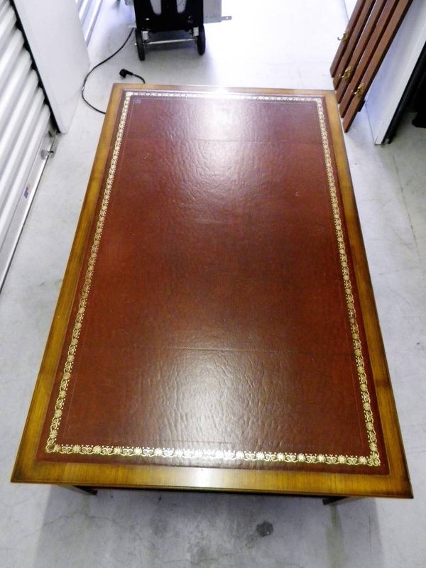 Salontafel met rode leren blad, Engeland rond 1920