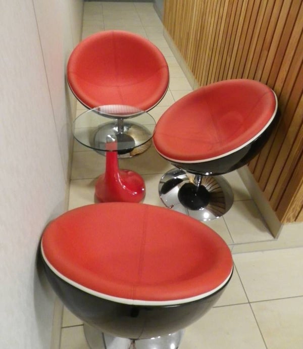 Swivel pod chair, zwart met rood- opvallend element in de woonkamer