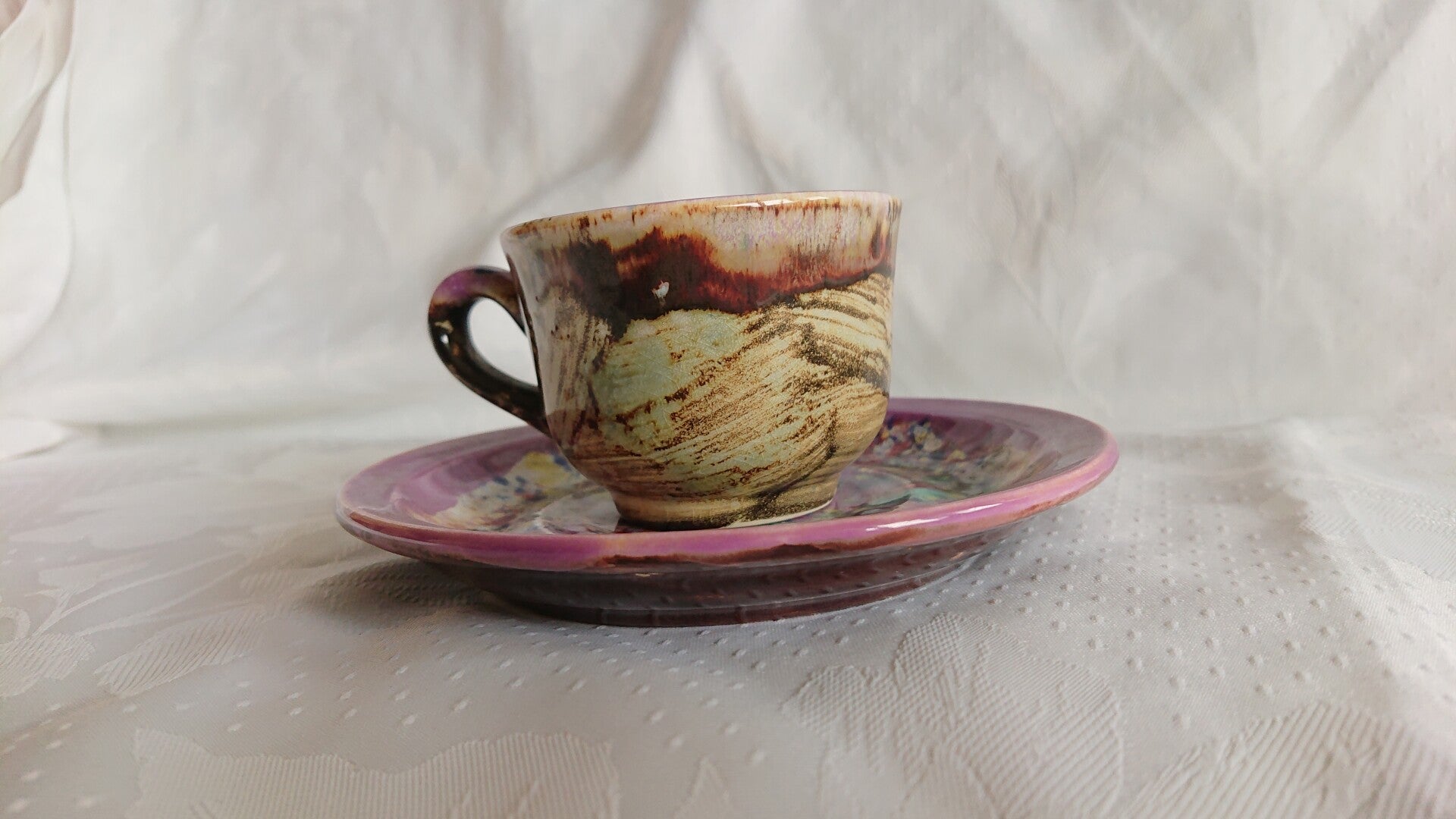 Morvan, Franse keramiek, kopje met schotel zeer kleurrijk 