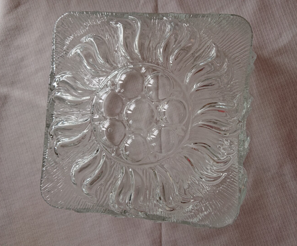 Plafonniere doorzichtig glas, "zon" motief, geperst glas, vierkant