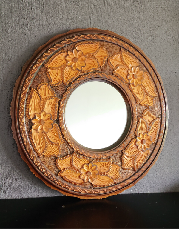 Spiegel met houten omlijsting, houtsnijwerk,