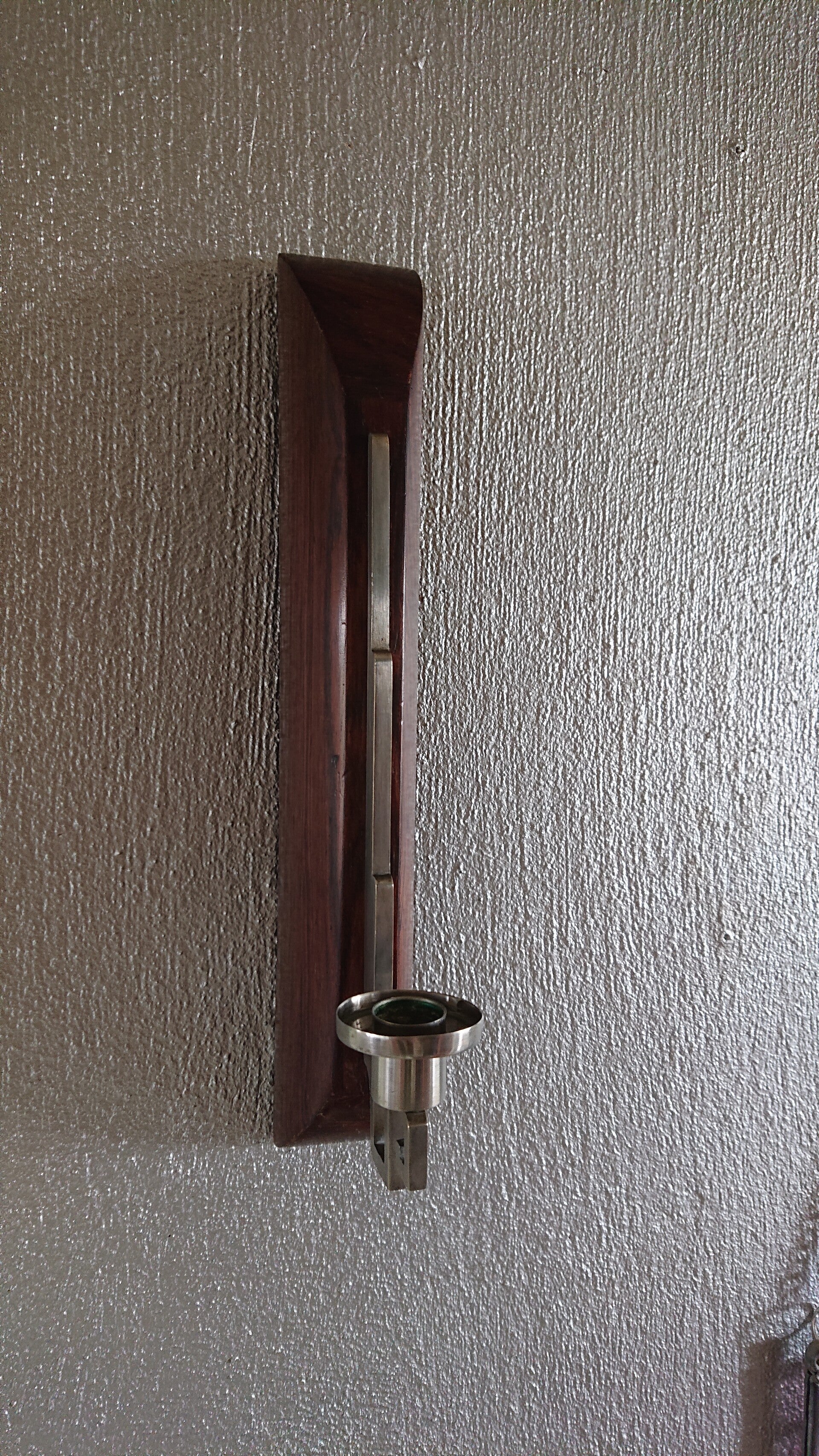 Houten wandkandelaar, teak met metaal, art deco stijl