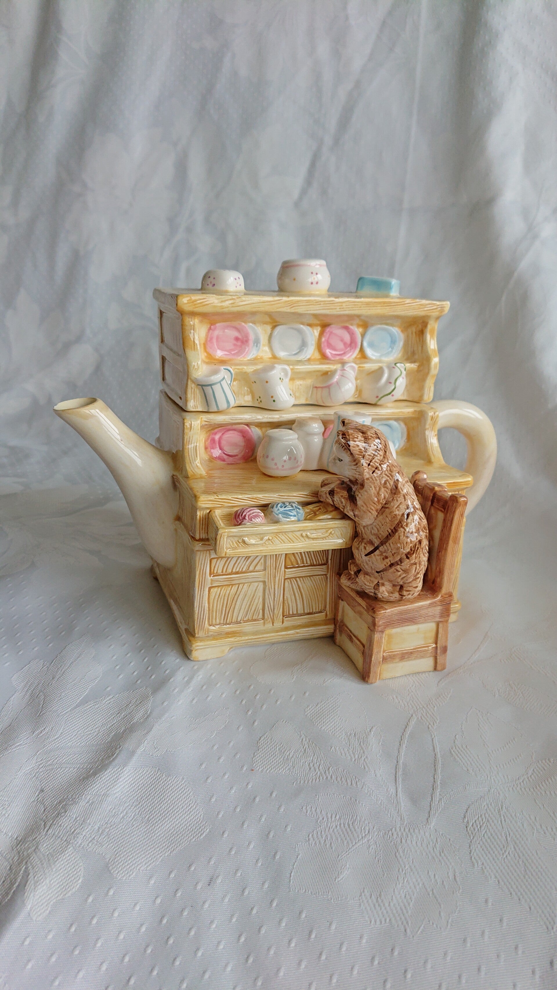 F. Warne & Co. 1994, Schmid muziekdoos theepot, kat spelend met wol,