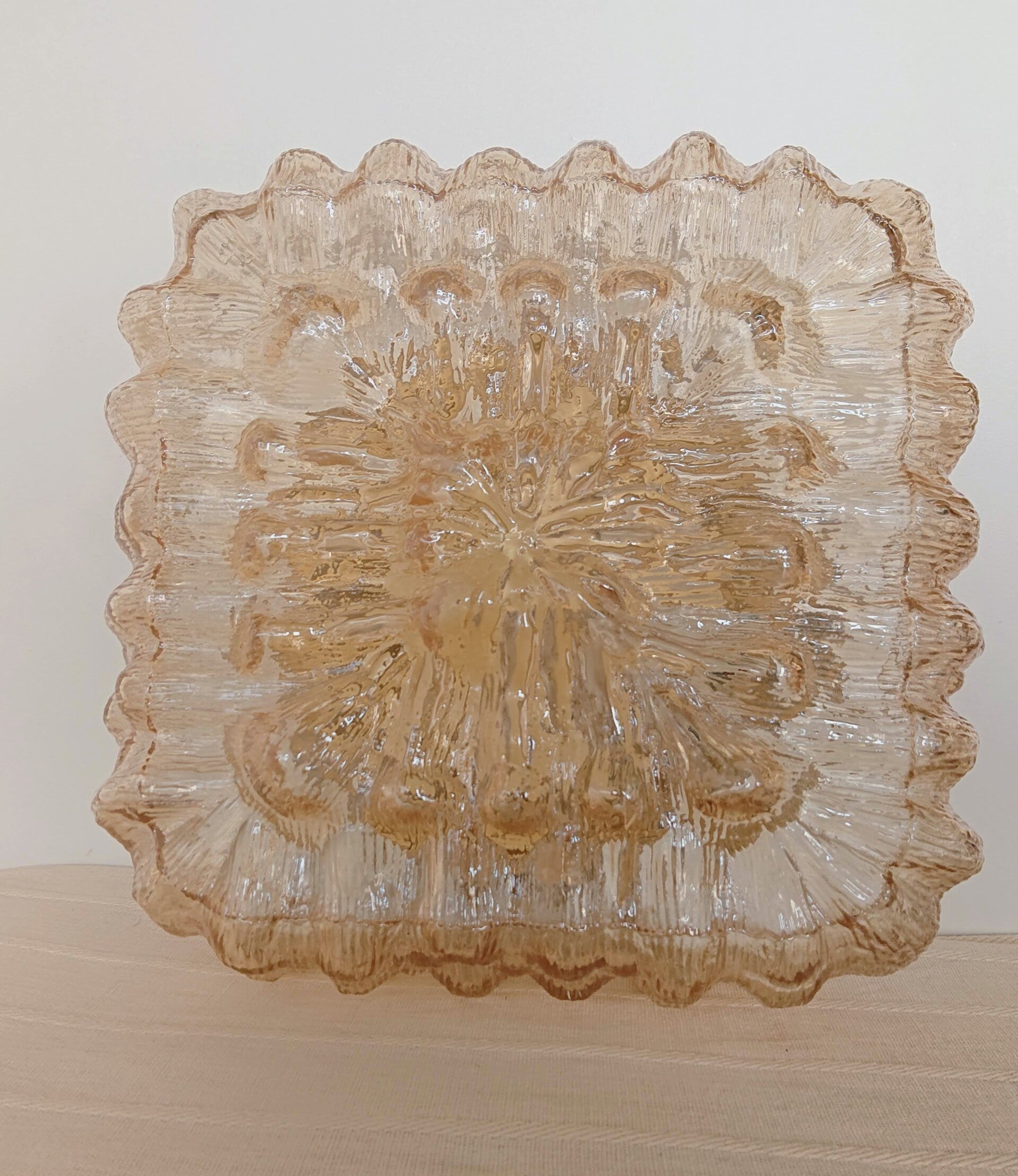 Plafonniere vierkantig zwaar geperst glas, amber, sierlijk bewerkt, vulkaan (NR51)