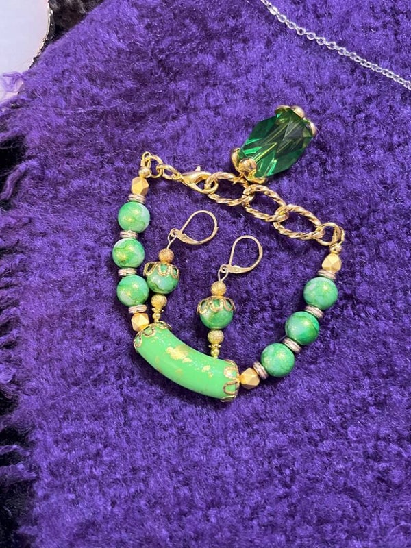 Spring Green Bracelet and Earrings Set: 202311glo03 w30b7-8.5e1.5