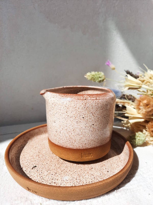 Melkkannetje met koekjesbord