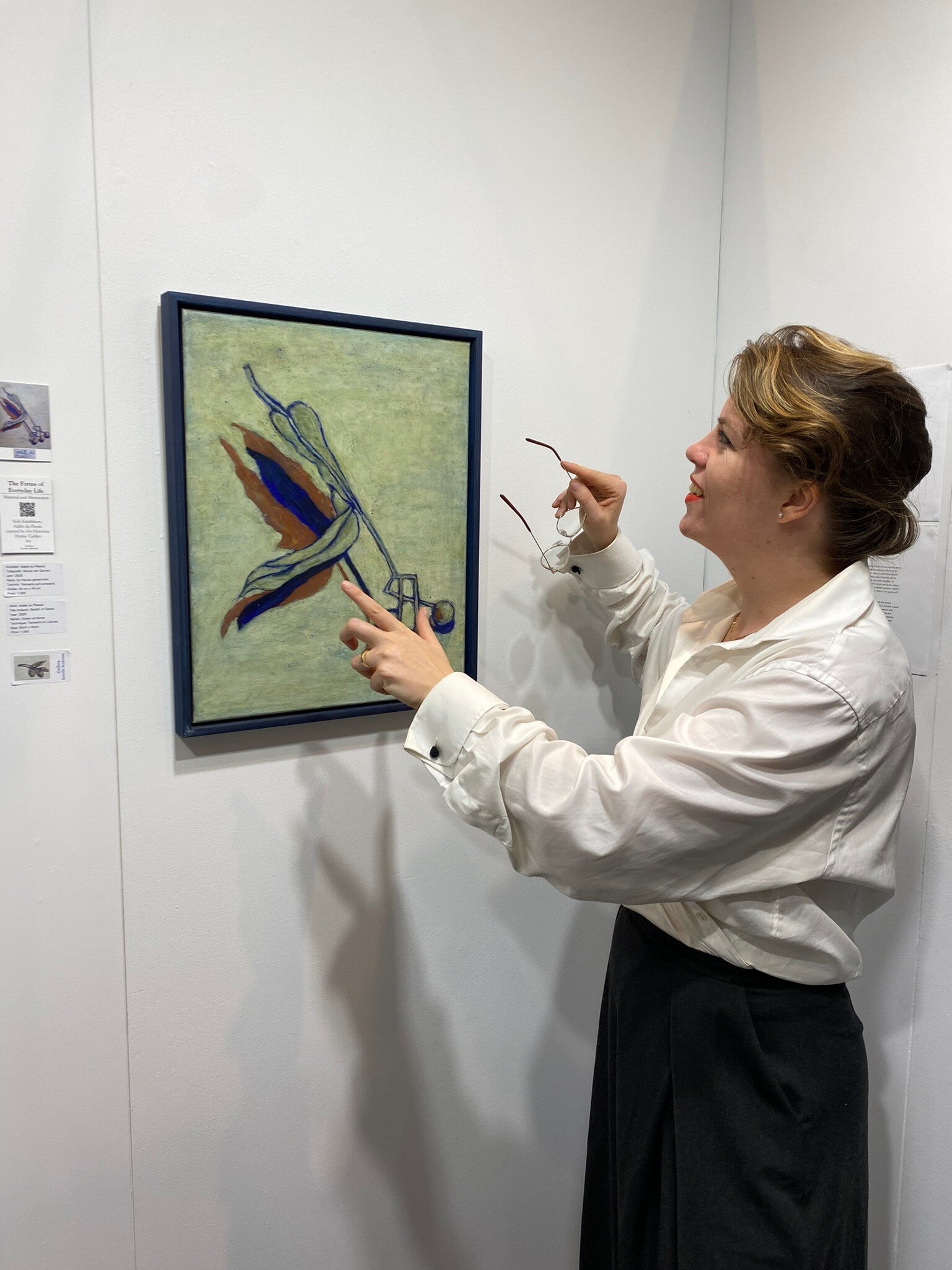 Art Historian Tascha Sciarone lovingly talking about an artwork by Adéle du Plessis