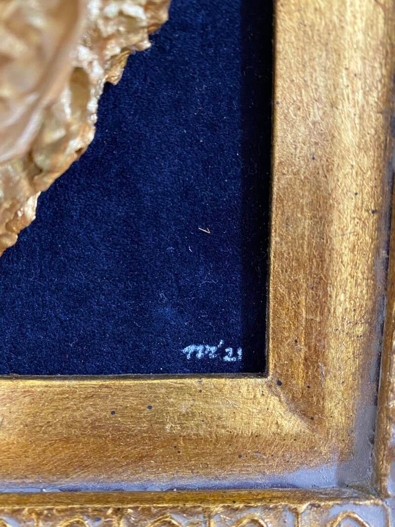 Sold Artwork signature Signature on "Flawless' (2021). Negar Rashidi. Glass Paint on Oyster shells. 12cm x 16cm (met frame 39cm x34cm).