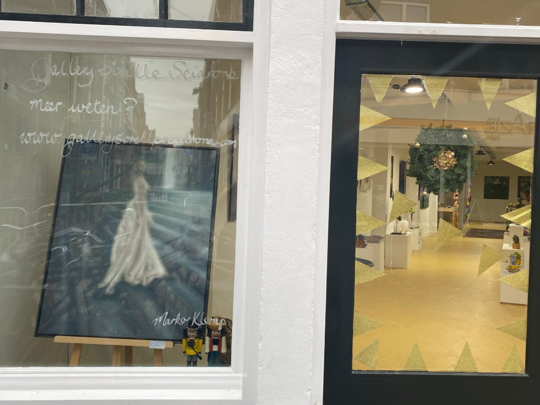 Gallery Sorelle Sciarone on the Lange Tiende weg in Gouda December 2021. The Bride | Marko Klomp | Figurative Painting is in the left window of the gallery.