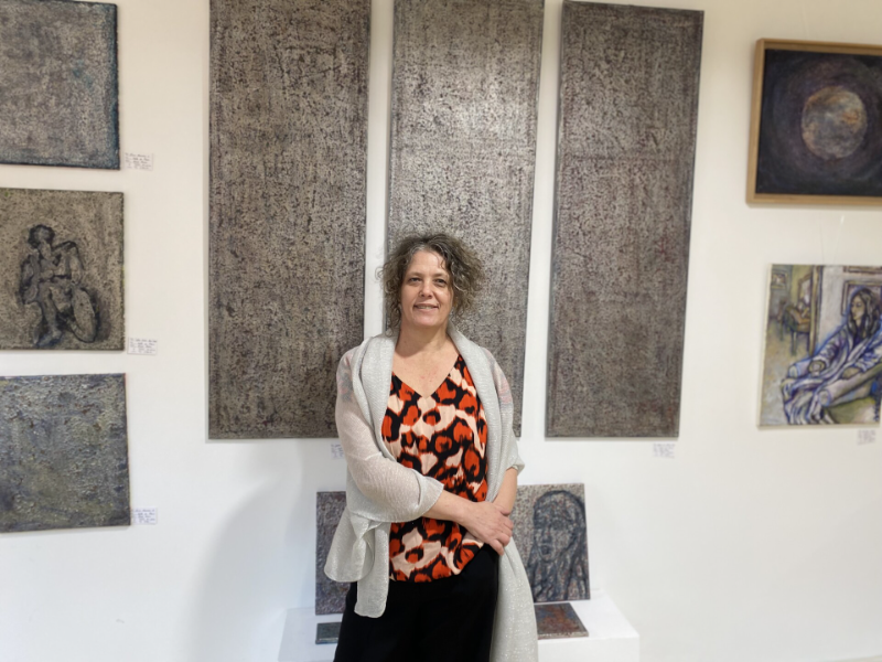 Artist Adéle du Plessis in front of her Mirror Memories art work curated by Finizia Taddeo The forms of Everyday Life: Material and Abstraction