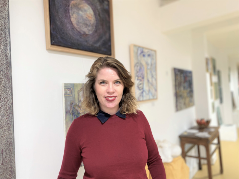 Art Historian Tascha Sciarone in front of the exhibition: The Forms of Everyday Life