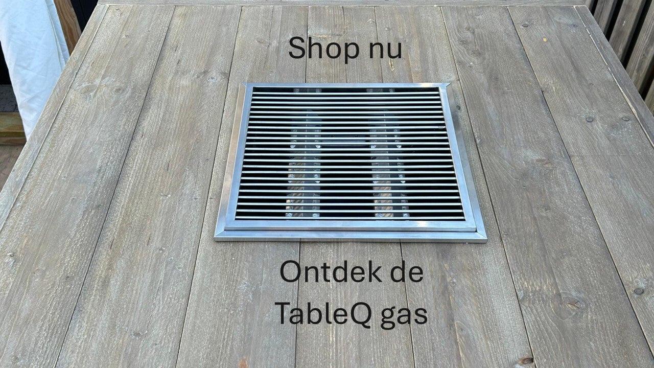 De oneQ gasbarbecue die ingebouwd is in een houten tafel.