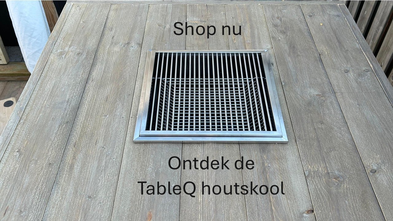 De oneQ houtskoolbarbecue die ingebouwd is in een houten tafel.