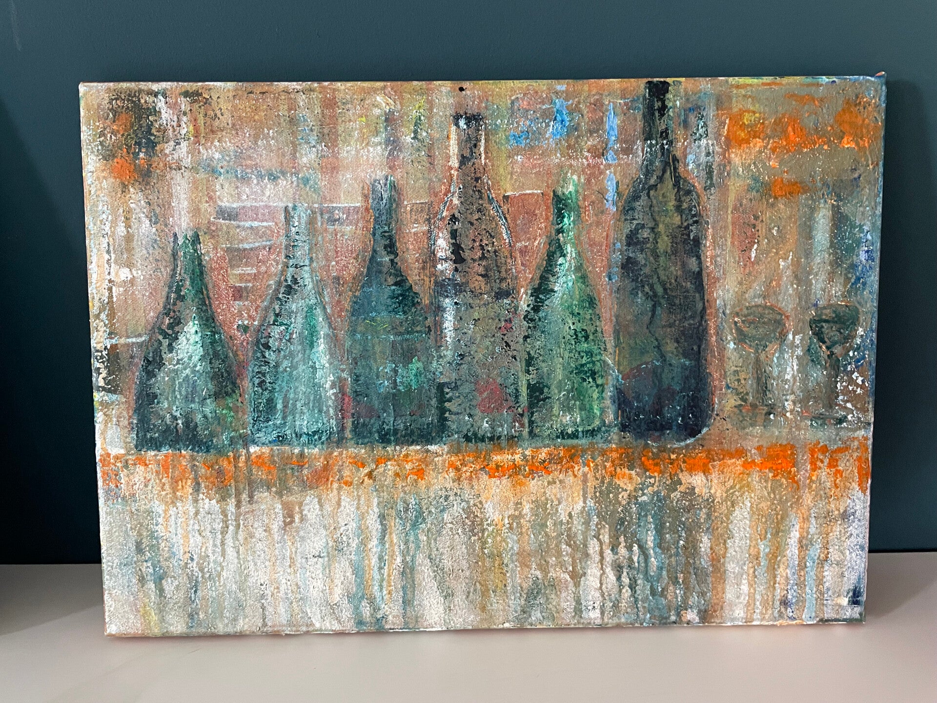 Collectie KLEL: Rij flessen op tafel. VERKOCHT