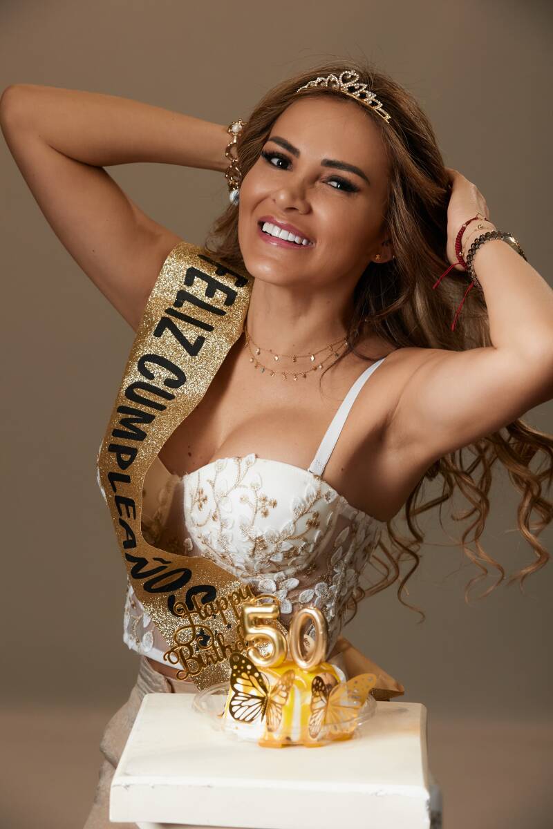 Celebra tus 50 años con estilo en nuestro estudio fotográfico, PhotographyStyle, en Torrejón de Ardoz.