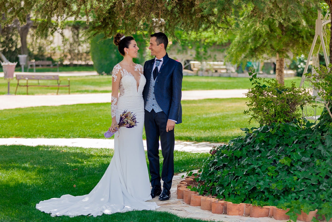 #BodaElegante #FotografíaDeBodaCreativa #NoviosEnMadrid #MomentosMágicos #FotografíaDeBodasOriginal #BodasConEncanto #FotógrafoProfesional #DetallesDeBoda #FotografíaDeAmorMadrid #FotografíaParaNovios #BodasEnEspaña #FotografíaNaturalDeBodas #ReportajeNup
