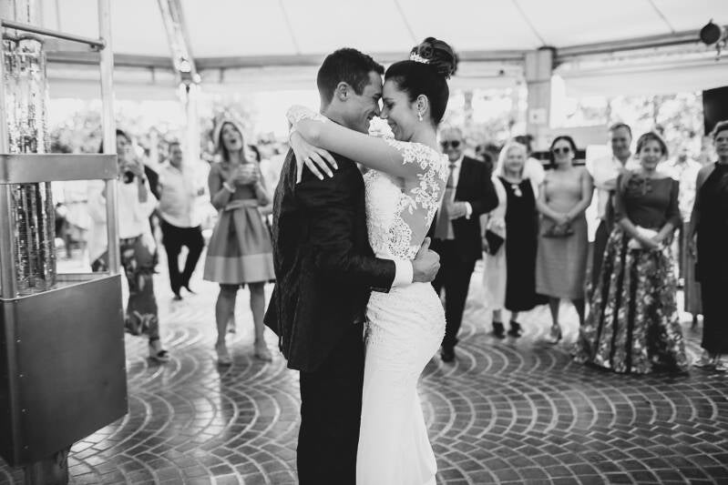 #BodaElegante #FotografíaDeBodaCreativa #NoviosEnMadrid #MomentosMágicos #FotografíaDeBodasOriginal #BodasConEncanto #FotógrafoProfesional #DetallesDeBoda #FotografíaDeAmorMadrid #FotografíaParaNovios #BodasEnEspaña #FotografíaNaturalDeBodas #ReportajeNup