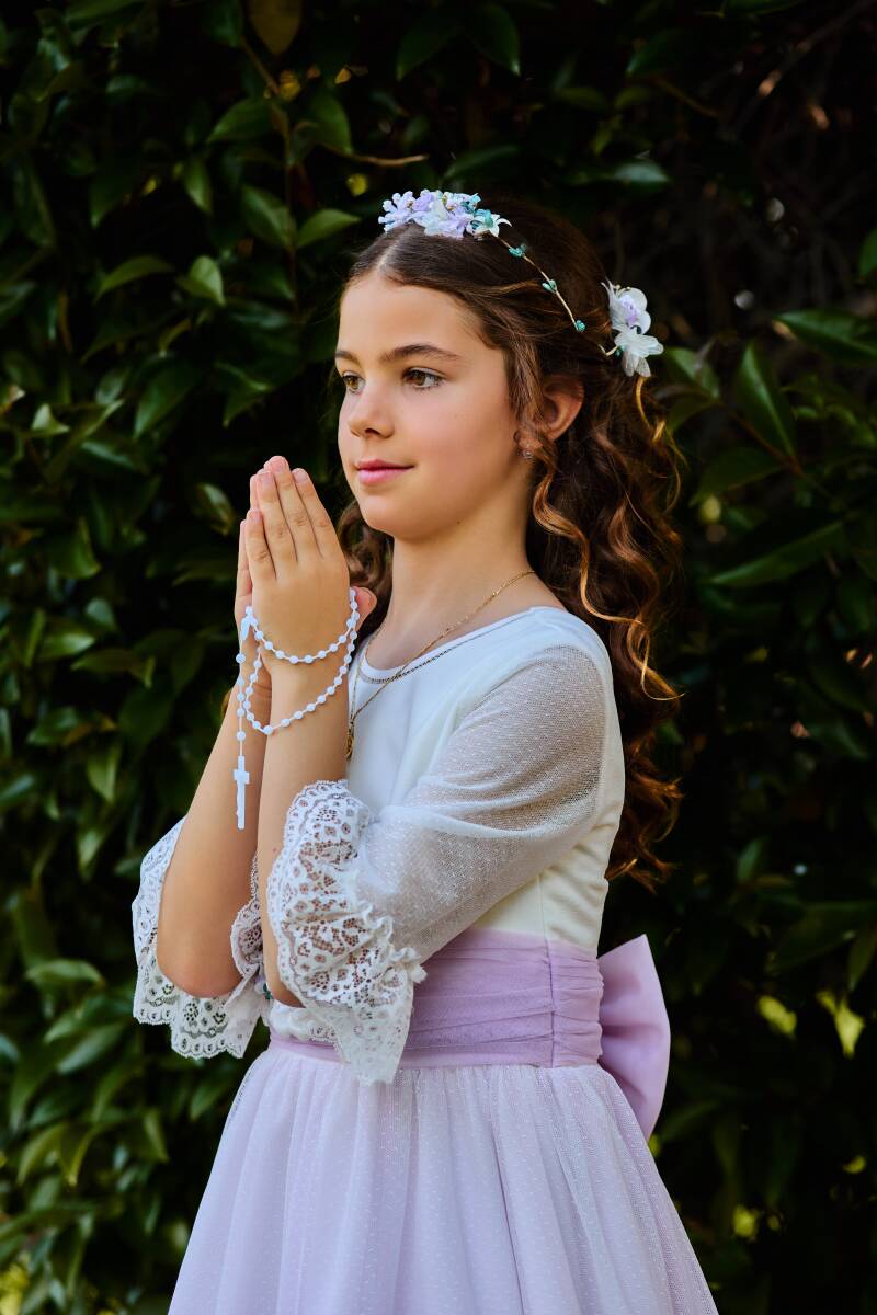 fotografia-profesional-comunion-nina-flores.jpg (Perfil de la niña entre flores, peinado rizado y vestido blanco con lazo lavanda)
